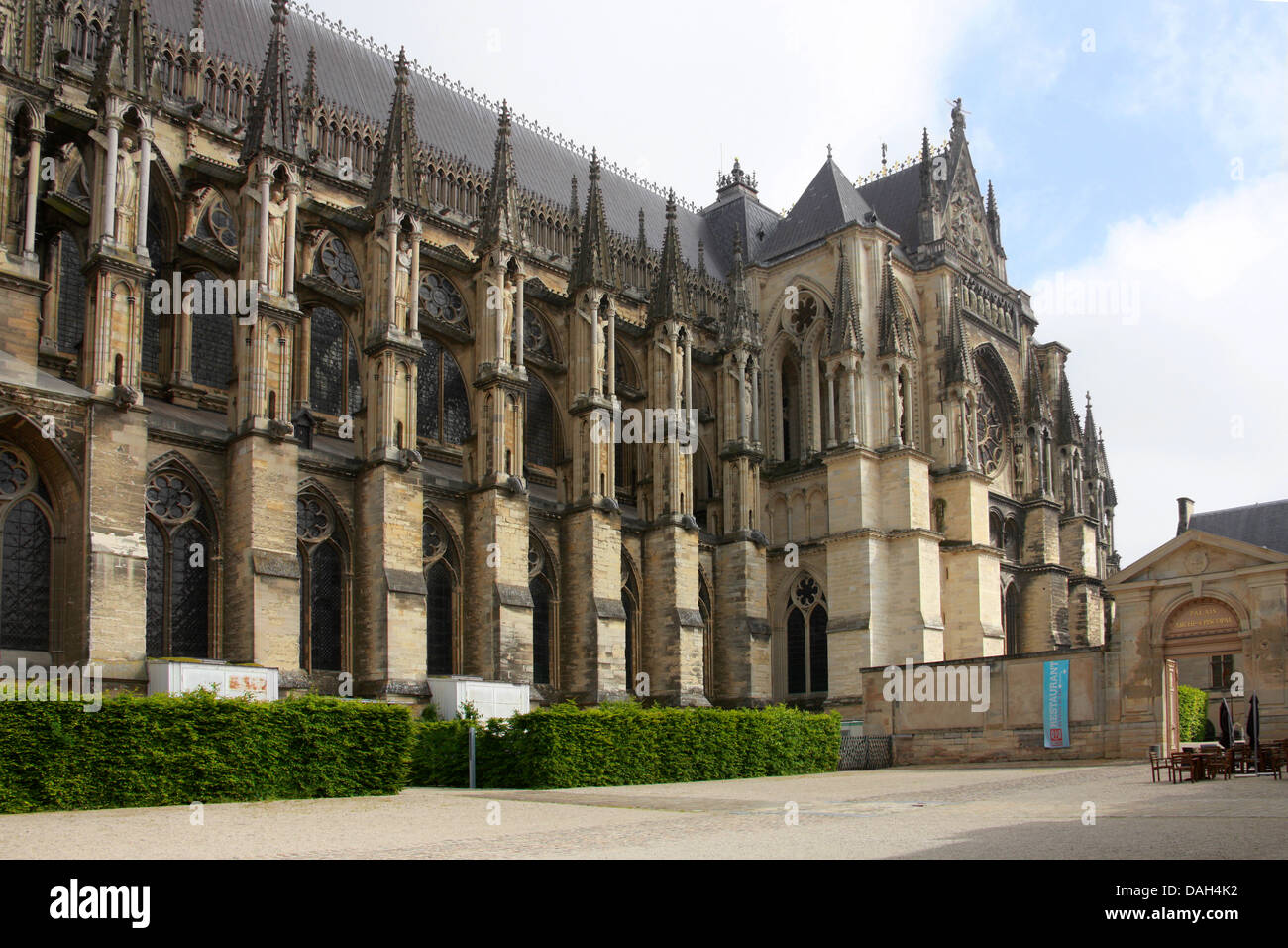 Il lato sud della cattedrale di Reims dal Palais du Tau, Reims, Marne, Champagne-Ardenne, Francia. Foto Stock