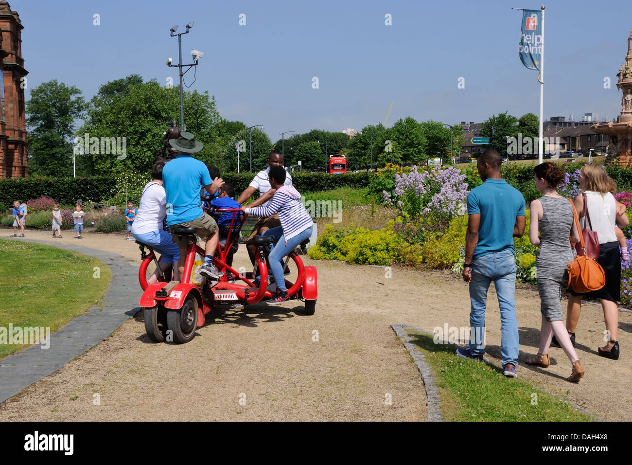 Multi ciclo seduto a Glasgow Green, Scozia, in una giornata di sole. Foto Stock