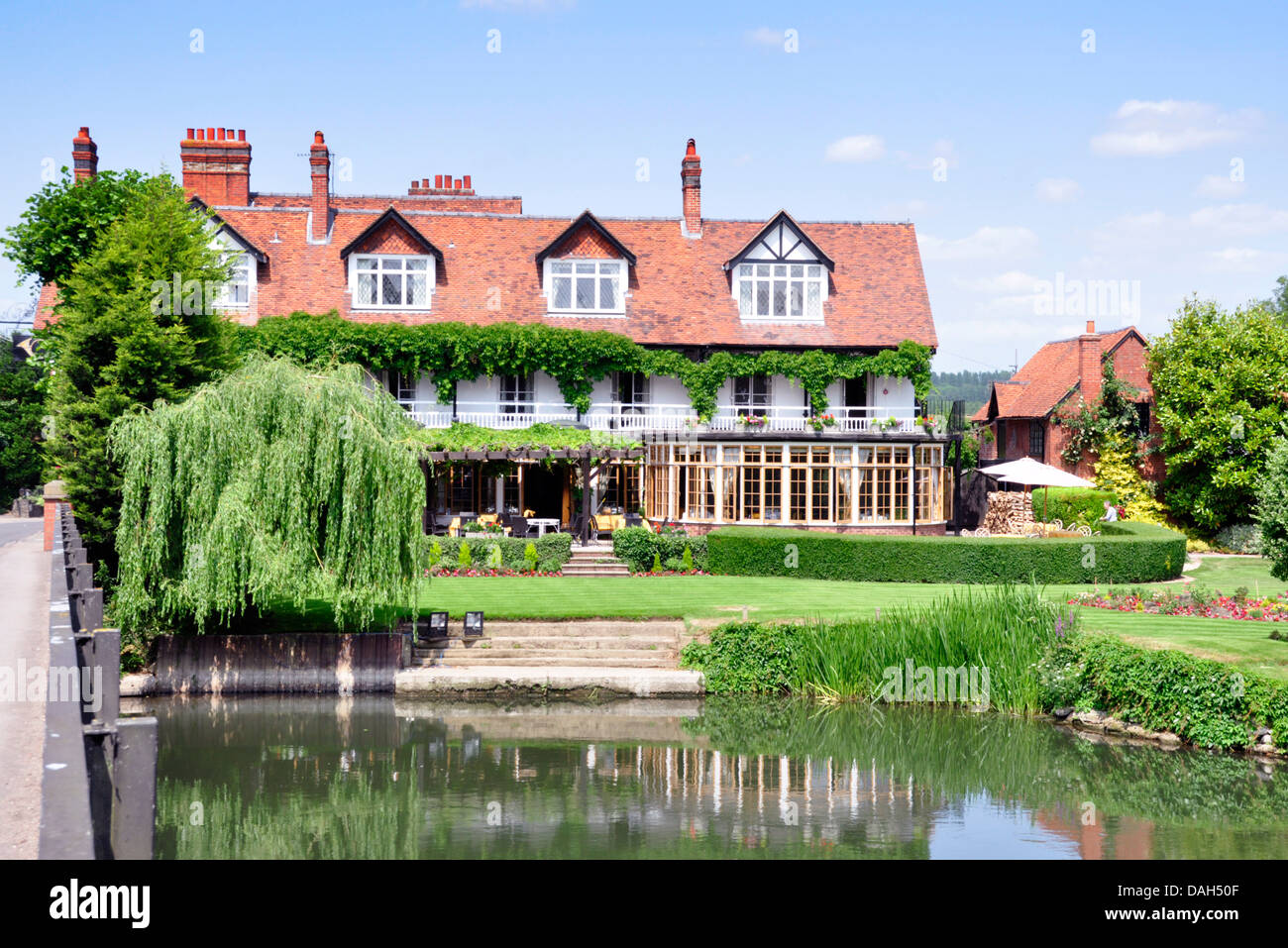 Berks - Sonning on Thames - Ponti backwaters -il French Horn Hotel e ristorante - famoso luogo pittoresco - estate la luce del sole Foto Stock