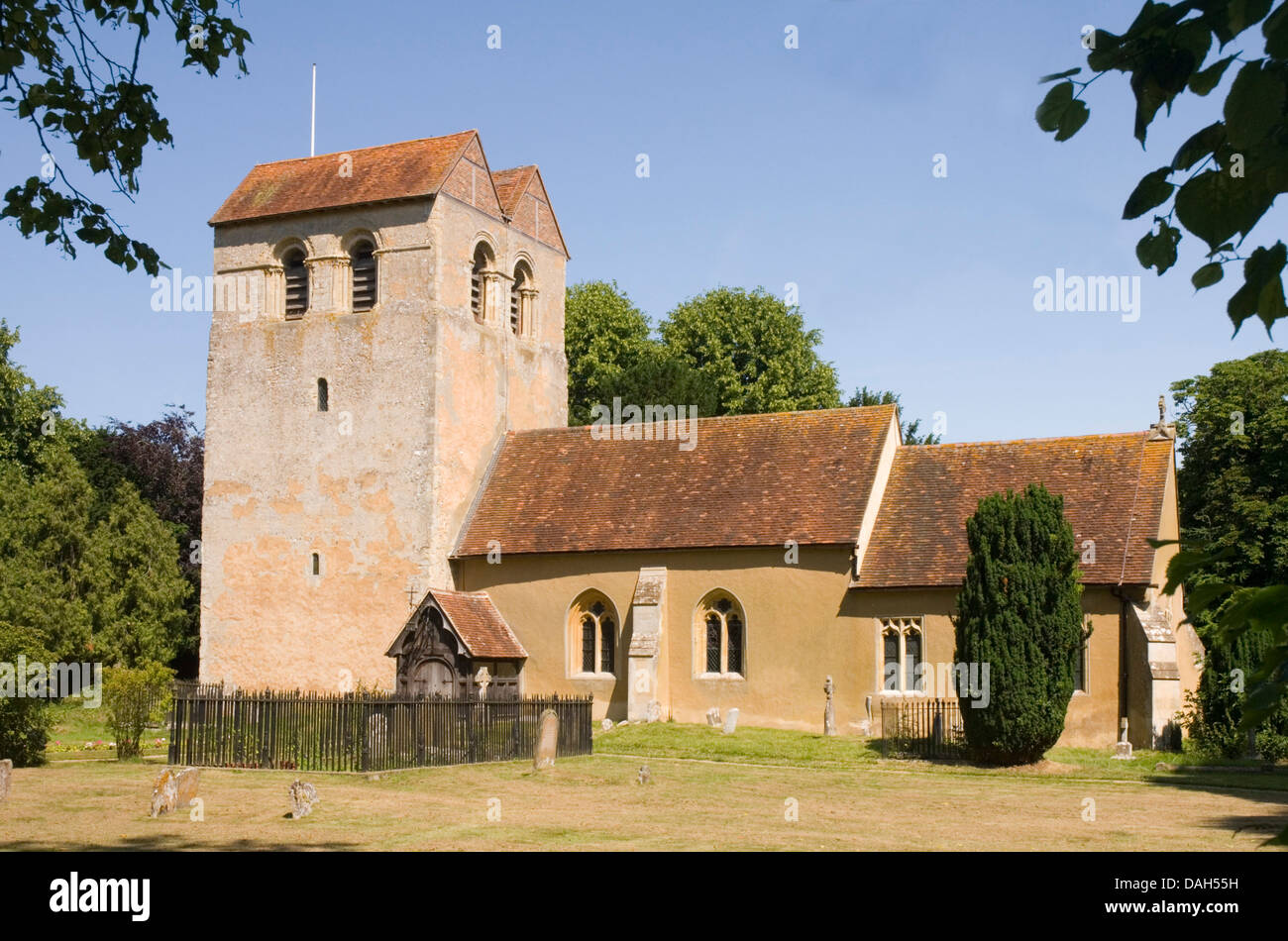 Bucks - Chiltern Hills - Fingest village - chiesa normanna di San Bartolomeo - la famosa Sella posteriore tetto della torre - estate la luce del sole Foto Stock
