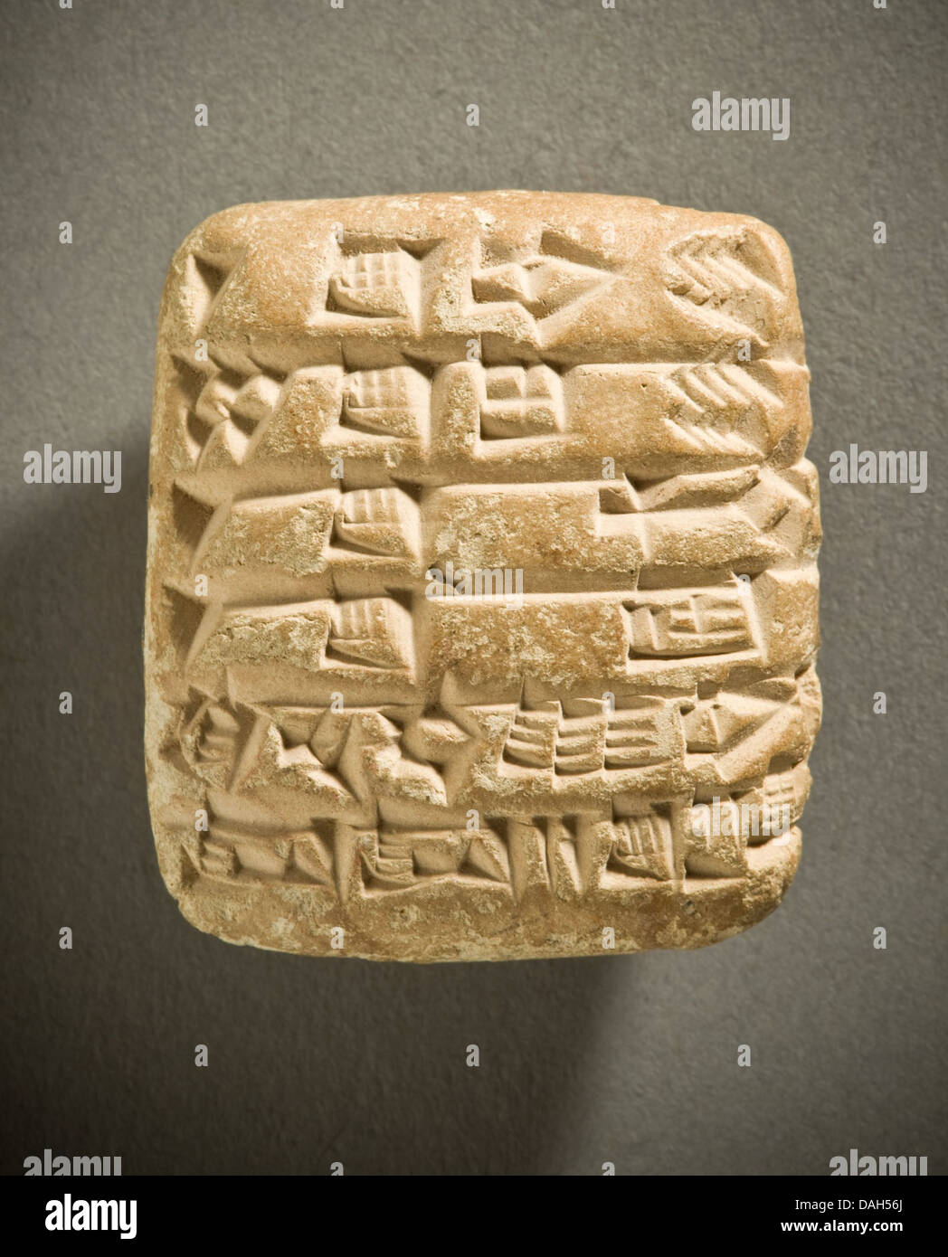 Tavoletta cuneiforme LACMA M.41.5.1b (1 di 2) Foto Stock