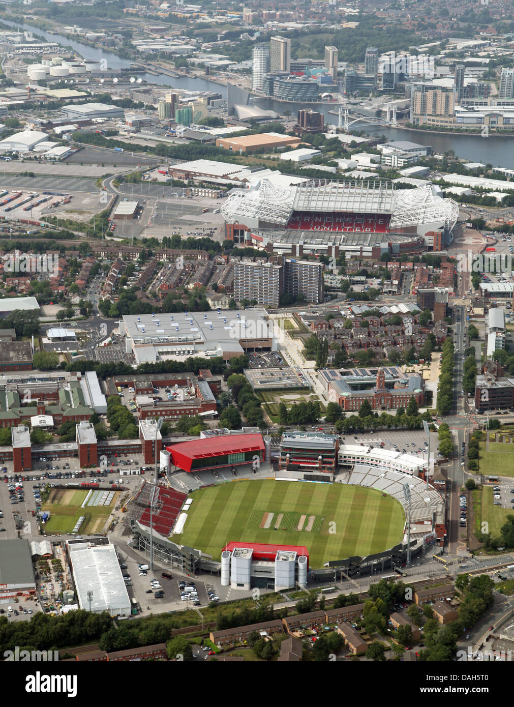 Vista aerea di Old Trafford cricket ground home di Lancashire CCC e lo stadio di calcio di Old Trafford, Manchester United home terra Foto Stock