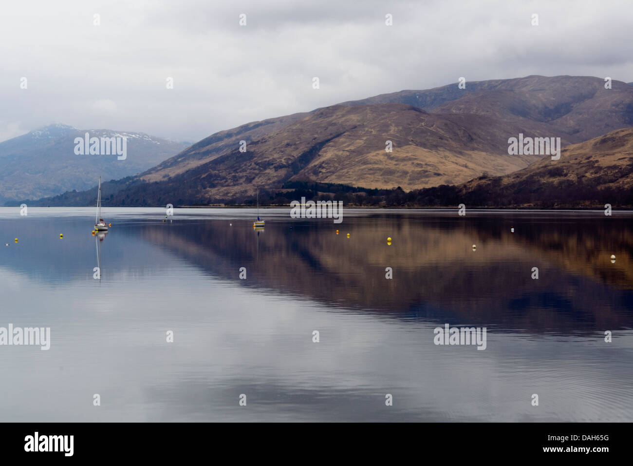 La riflessione di una montagna scozzese in acqua calma presi in formato orizzontale Foto Stock