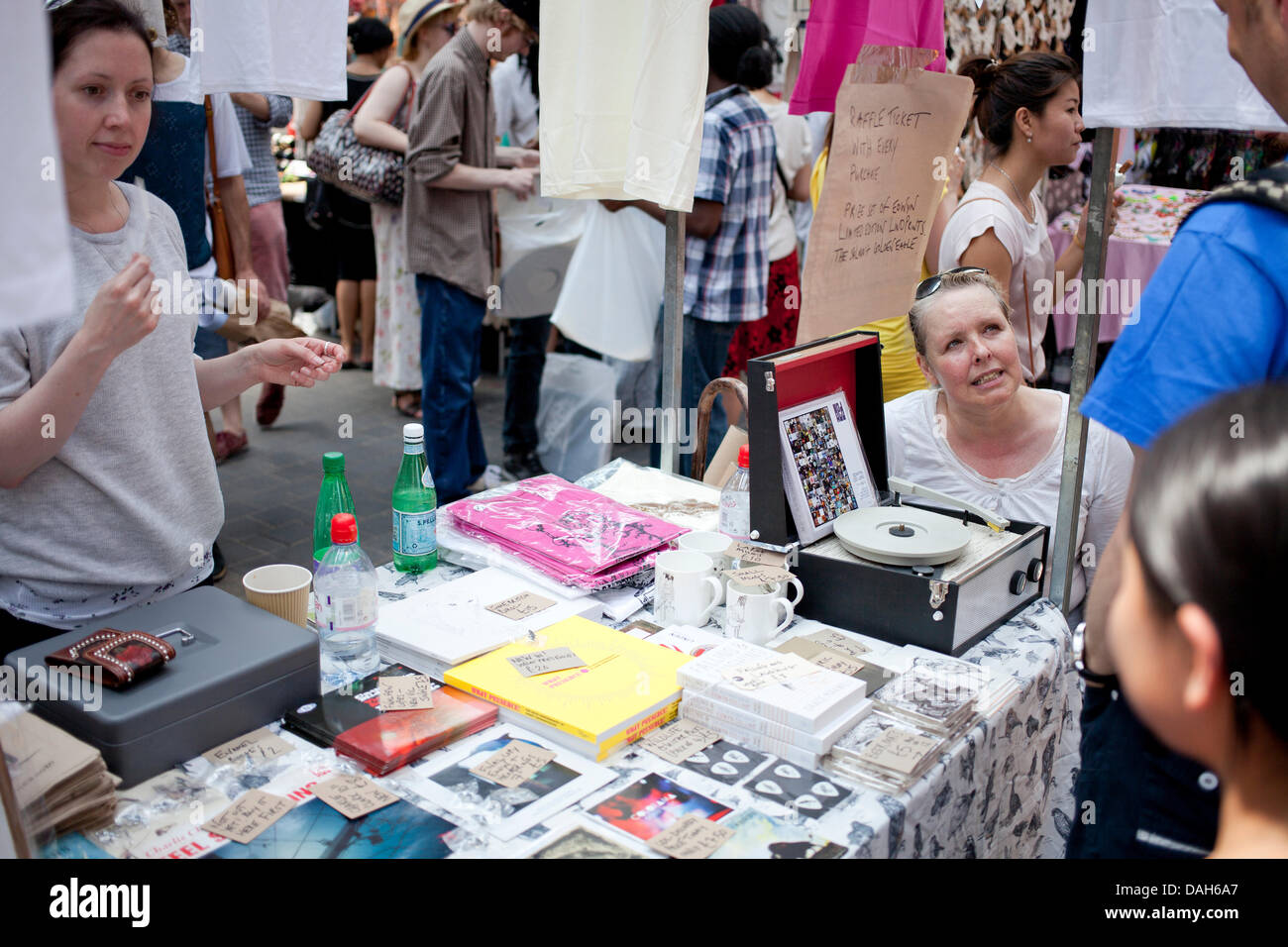 Londra, Regno Unito. 13 luglio 2013. Etichetta indipendente di mercato, Old Spitalfields Market, Londra Foto Stock Londra, Regno Unito. 13 luglio 2013. Etichetta indipendente di mercato, Old Spitalfields Market, Londra Foto Stock