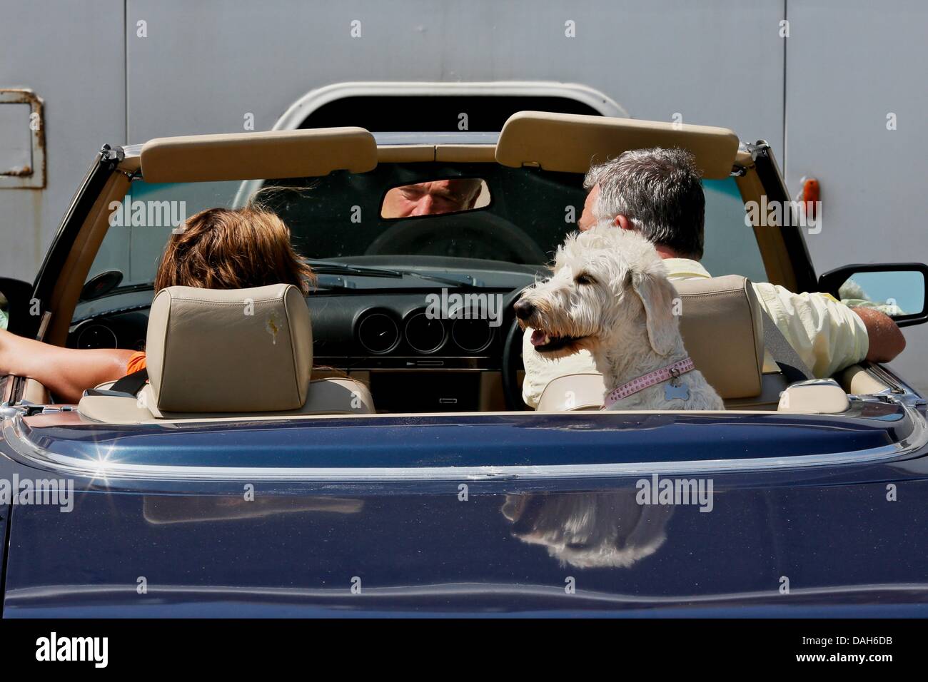 Weymouth, Regno Unito il 13 luglio 2013. Come l'ondata di caldo continua i driver e i loro passeggeri godere la possibilità di abbassare il tetto e godervi il sole. Credito: Tom Corban/Alamy Live News Foto Stock