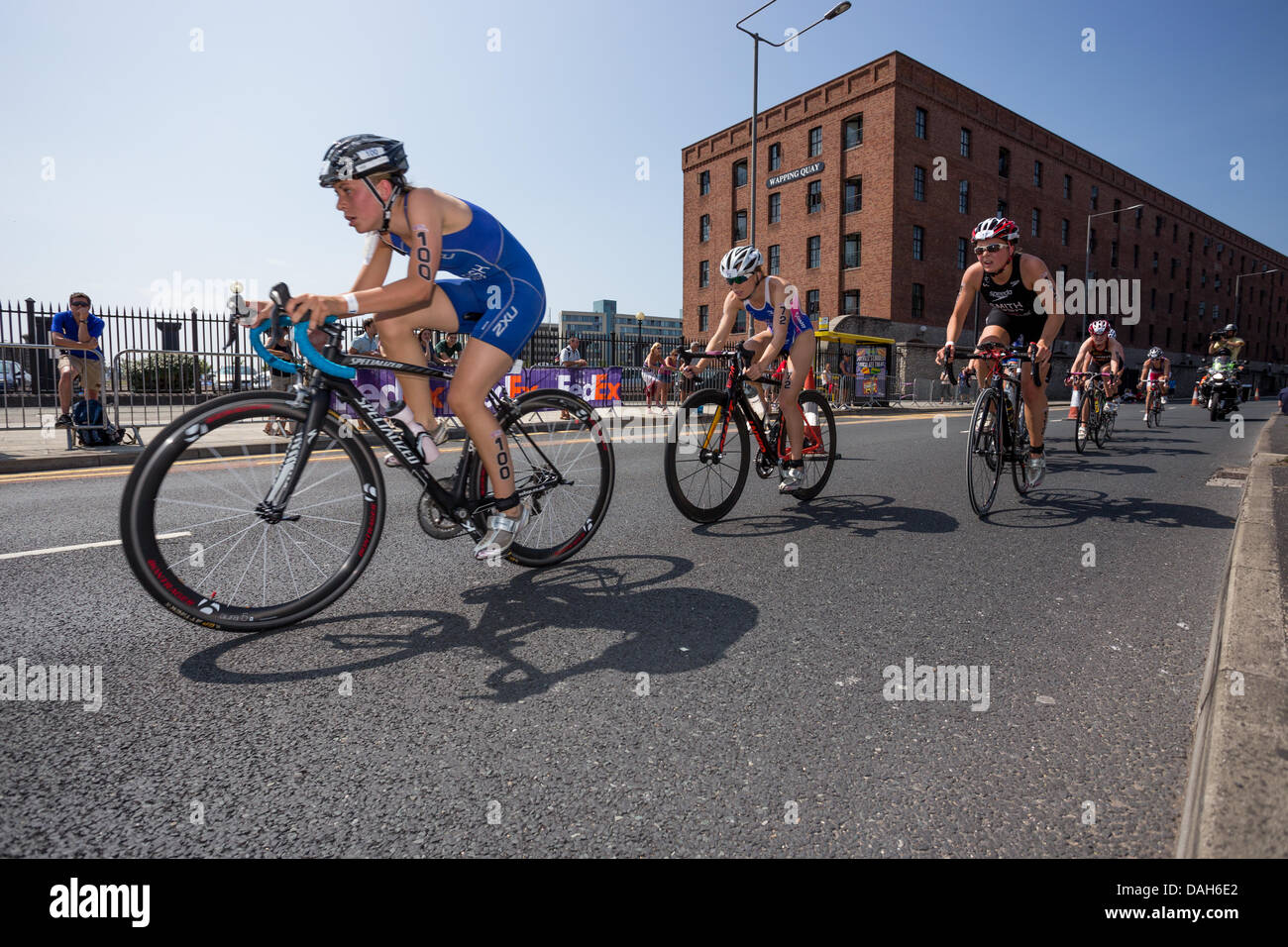 Liverpool, Regno Unito. 13 luglio 2013. Gli atleti prendere parte alla gioventù Elite campionati femminili che hanno avuto luogo presso il British Triathlon Championships di Liverpool, nel Regno Unito il 13 luglio 2013. Triatleti provenienti da tutto il mondo hanno preso parte. Credito: Christopher Middleton/Alamy Live News Foto Stock