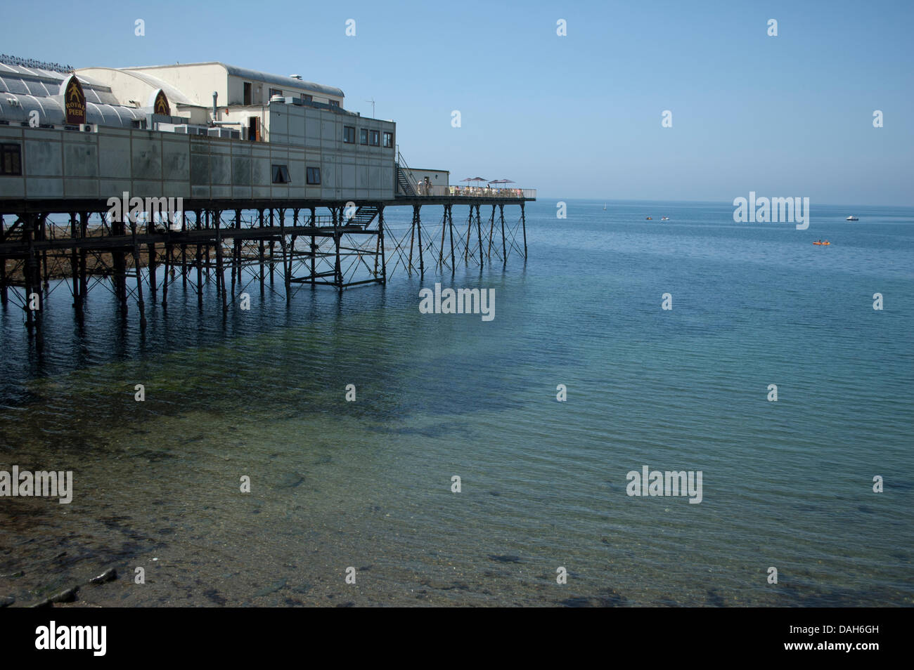 Aberystwyth, Wales, Regno Unito. 13 luglio 2013. Aberystwyth Pier su un giorno quando la temperatura del Regno Unito è impostato per raggiungere i 30 gradi Celsius. Appartamento Mari e un cielo limpido, perfetto per una giornata in spiaggia. Credito: Barry Watkins/Alamy Live News Foto Stock