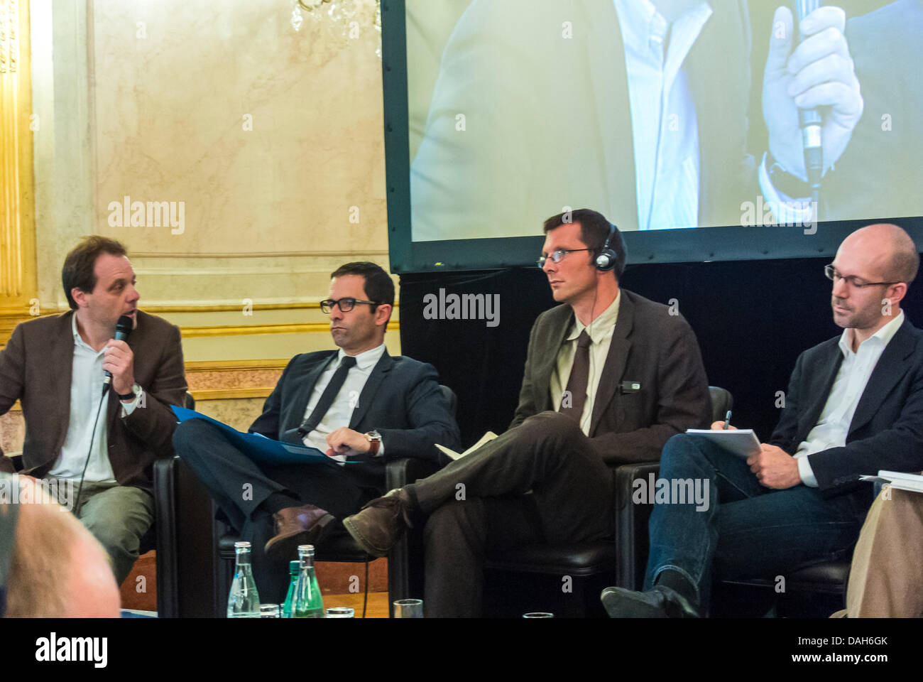 Parigi, Francia. International Business Conference, The innovative Society of the 21st Century, 'Benoit Hamon' (politico francese) panel di relatori, conferenza di discussione, uomini che parlano Foto Stock