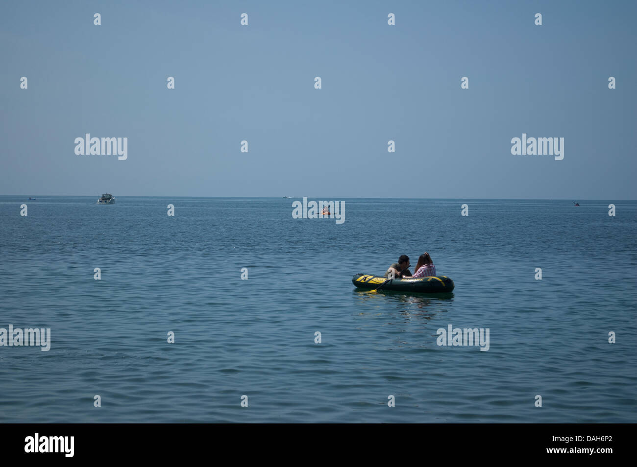 Aberystwyth, Wales, Regno Unito. 13 luglio 2013. Un giovane e di kayakers Godetevi giorni di remata, approfittando del clima caldo e mare piatto a Aberystwyth, in un giorno quando le temperature sono impostati per raggiungere 30 gradi Celsius in tutto il Regno Unito. Credito: Barry Watkins/Alamy Live News Foto Stock