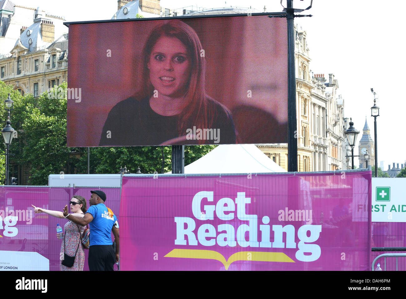 Londra, Regno Unito. 13 luglio 2013. La principessa Beatrice lettura sullo schermo al London Evening Standard ottenere Festival della lettura in partenariato con angolo cucina, Trafalgar Square, Londra, Inghilterra Credito: Paul Brown/Alamy Live News Foto Stock