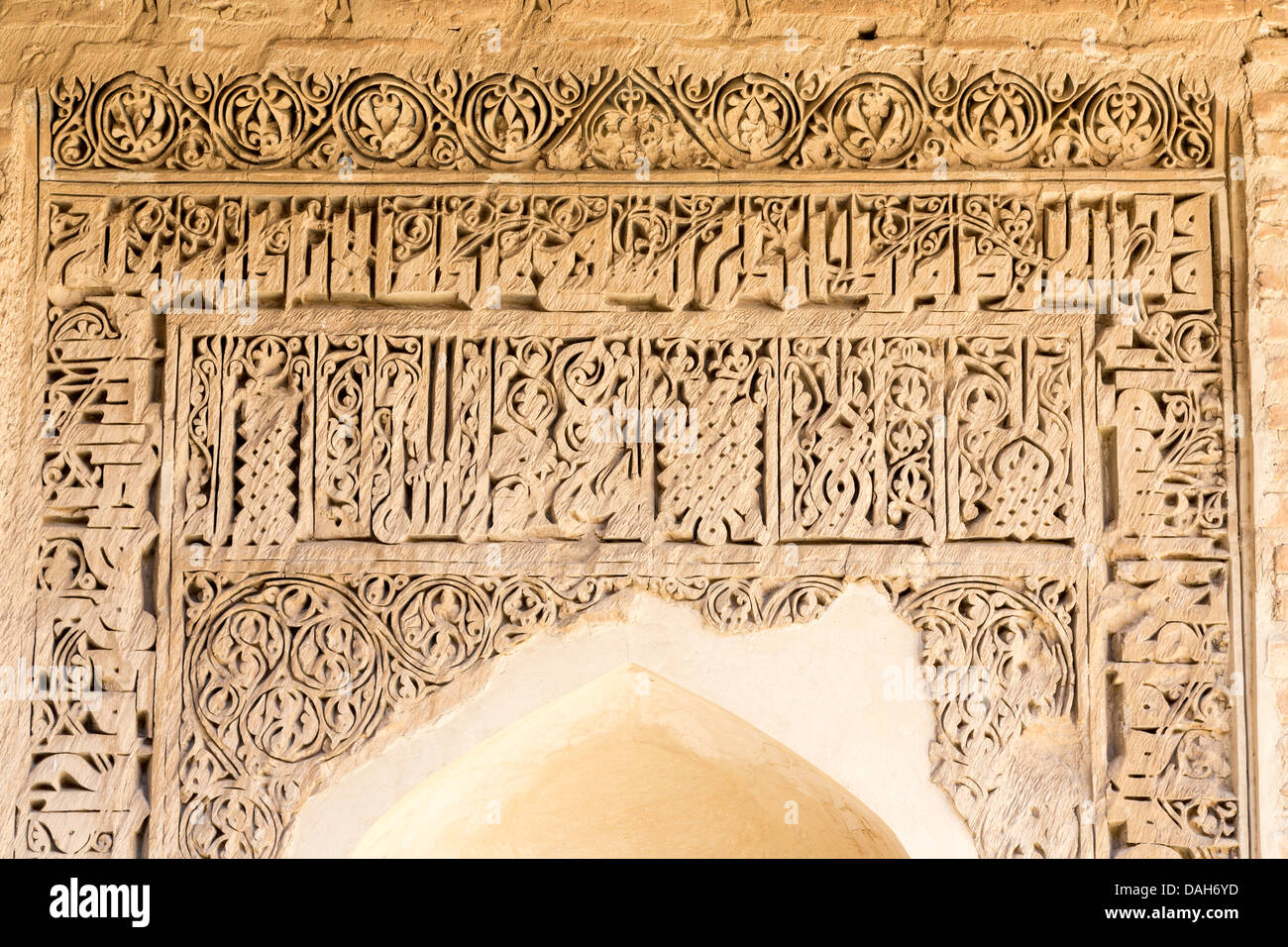 Dettaglio del mihrab in stucco, Robat-i caravanserai Sharaf, Khorasan, Iran Foto Stock