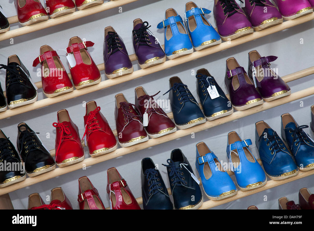 Zoccoli in vendita al Clogfest festival esclusivamente per step-blogging. Ballerini provenienti da tutta l'Inghilterra si sono riuniti a Skipton, nello Yorkshire del Nord, nel decimo anniversario della chiodata. Clogfest è l'annuale raduno nazionale per la comunità di ballo di Step Clog con ballerini che si esibiscono al castello di Skipton, al municipio, a Victoria Square e al bacino del canale. Foto Stock