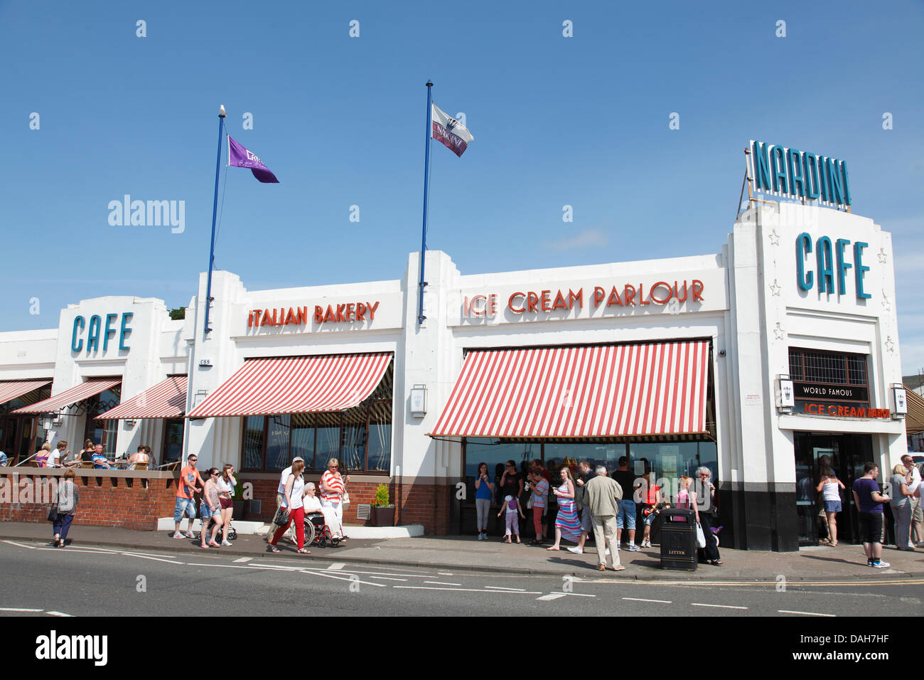 Largs, Nord Ayrshire, Scozia, Regno Unito, Sabato, 13 luglio, 2013. Il famoso Cafe' e gelateria di Nardini in un caldo e soleggiato clima estivo. Foto Stock