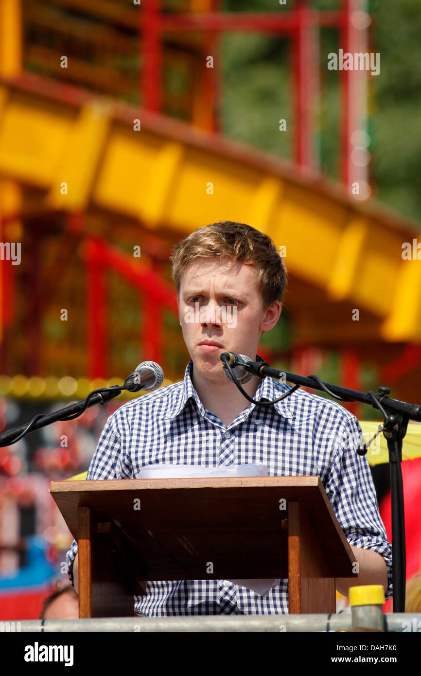 Owen Jones parlando alla 129Durham minatori Gala a Durham, Inghilterra. Jones è un giornalista e autore del libro "Chavs: la demonizzazione della classe operaia". Foto Stock