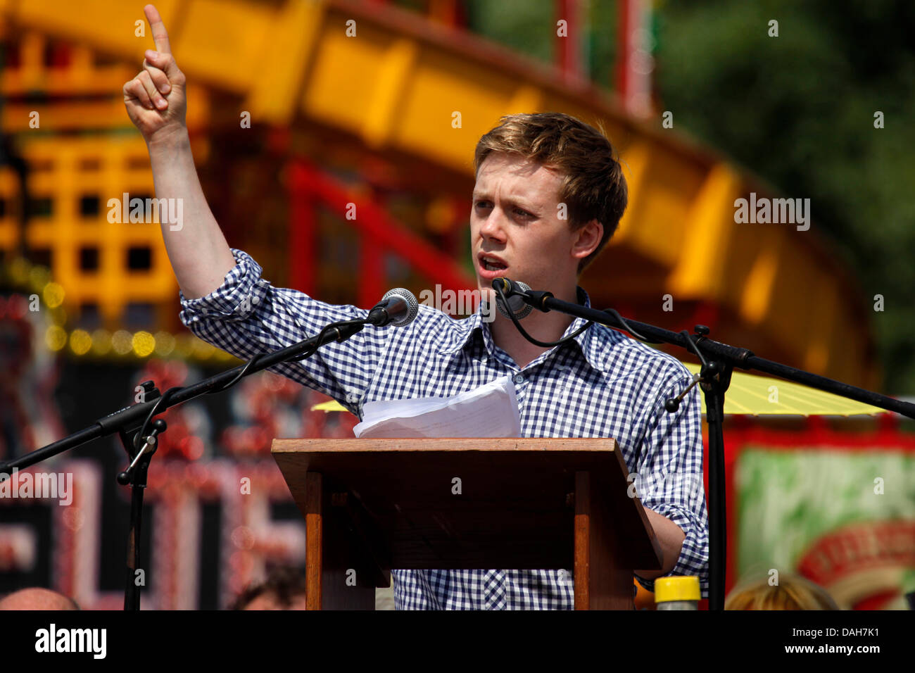 Owen Jones parlando alla 129Durham minatori Gala a Durham, Inghilterra. Jones è un giornalista e autore del libro "Chavs: la demonizzazione della classe operaia". Foto Stock