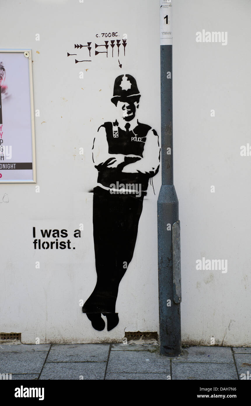 Banksy style graffiti street art southampton poliziotto Foto Stock
