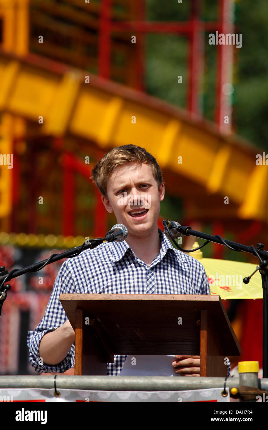 Owen Jones parlando alla 129Durham minatori Gala a Durham, Inghilterra. Jones è un giornalista e autore del libro "Chavs: la demonizzazione della classe operaia". Foto Stock