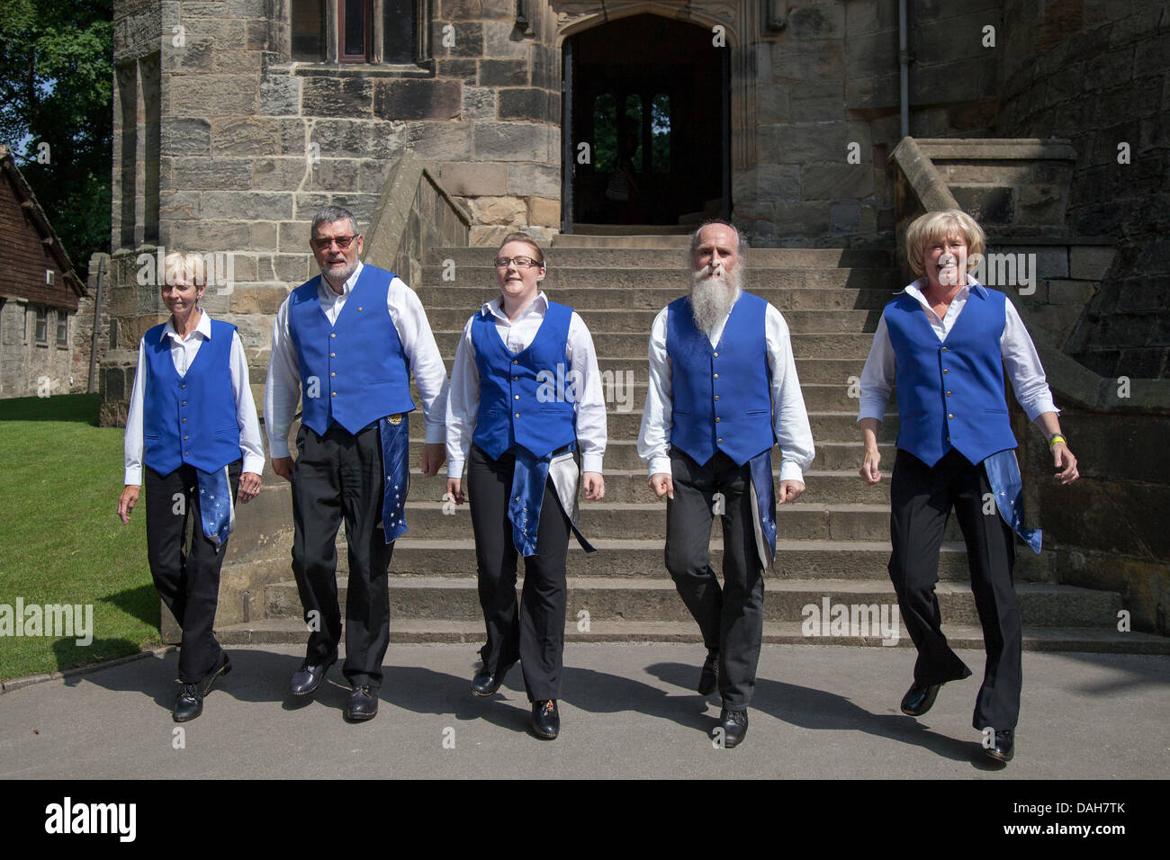 Step Clog ballerini al Clogfest festival esclusivamente per step-clogging. Ballerini provenienti da tutta l'Inghilterra si sono riuniti a Skipton, nello Yorkshire del Nord, nel decimo anniversario della chiodata. Clogfest è l'annuale raduno nazionale per la comunità di ballo di Step Clog con ballerini che si esibiscono al castello di Skipton, al municipio, a Victoria Square e al bacino del canale. Foto Stock