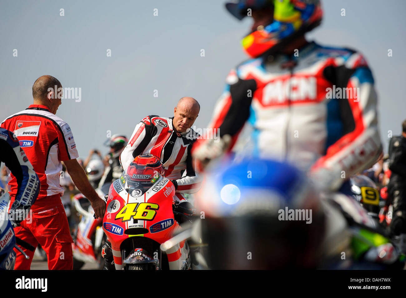 Chichester, Regno Unito. 13 luglio 2013. La leggenda del motociclismo Randy Mamola ottiene su un ex-Valentino Rossi Ducati MotoGP prototipo durante il giorno 2 del 2013 Goodwood Festival della Velocità nella motivazione della casa di Goodwood. Credit: Azione Plus immagini di sport/Alamy Live News Foto Stock