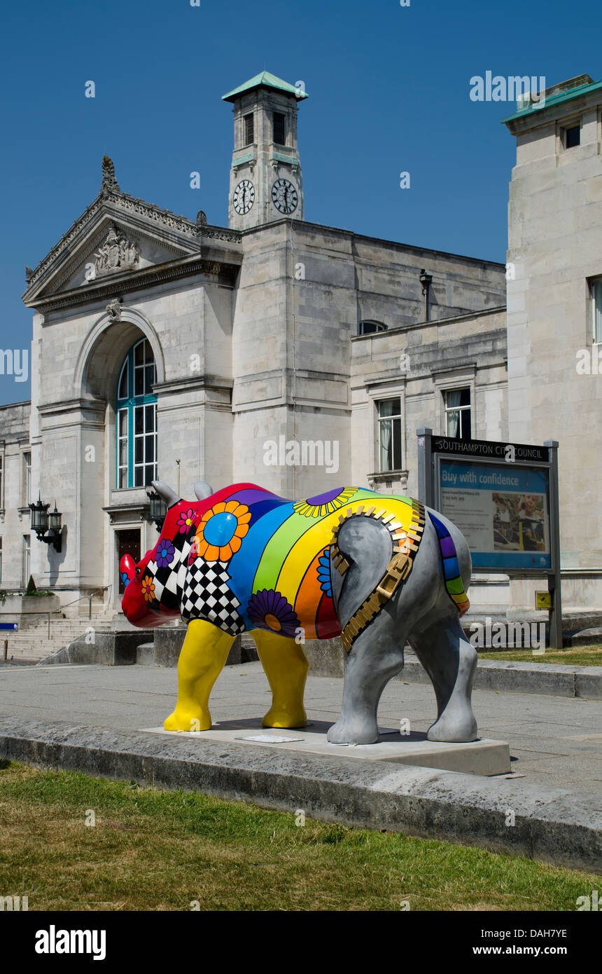 Marwell Wildlife sta portando Go! I rinoceronti, un mondo di classe di massa di arte pubblica evento, per le strade e parchi di Southampton. Foto Stock
