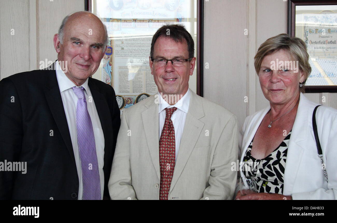 Chesterfield, Regno Unito. 13 luglio 2013. Il Segretario aziendale, vince gli indirizzi del cavo Midlands business leader a 'Midlands Cena di Gala', Proact Stadium, Chesterfield, Derbyshire, Regno Unito. (L-R) vince il cavo, Chief Executive Derbyshire & Nottinghamshire Camera di Commercio, George Cowcher, moglie di Vince il cavo, Rachel Smith al drink pre-cena reception. Credito: Deborah Vernon/Alamy Live News Foto Stock