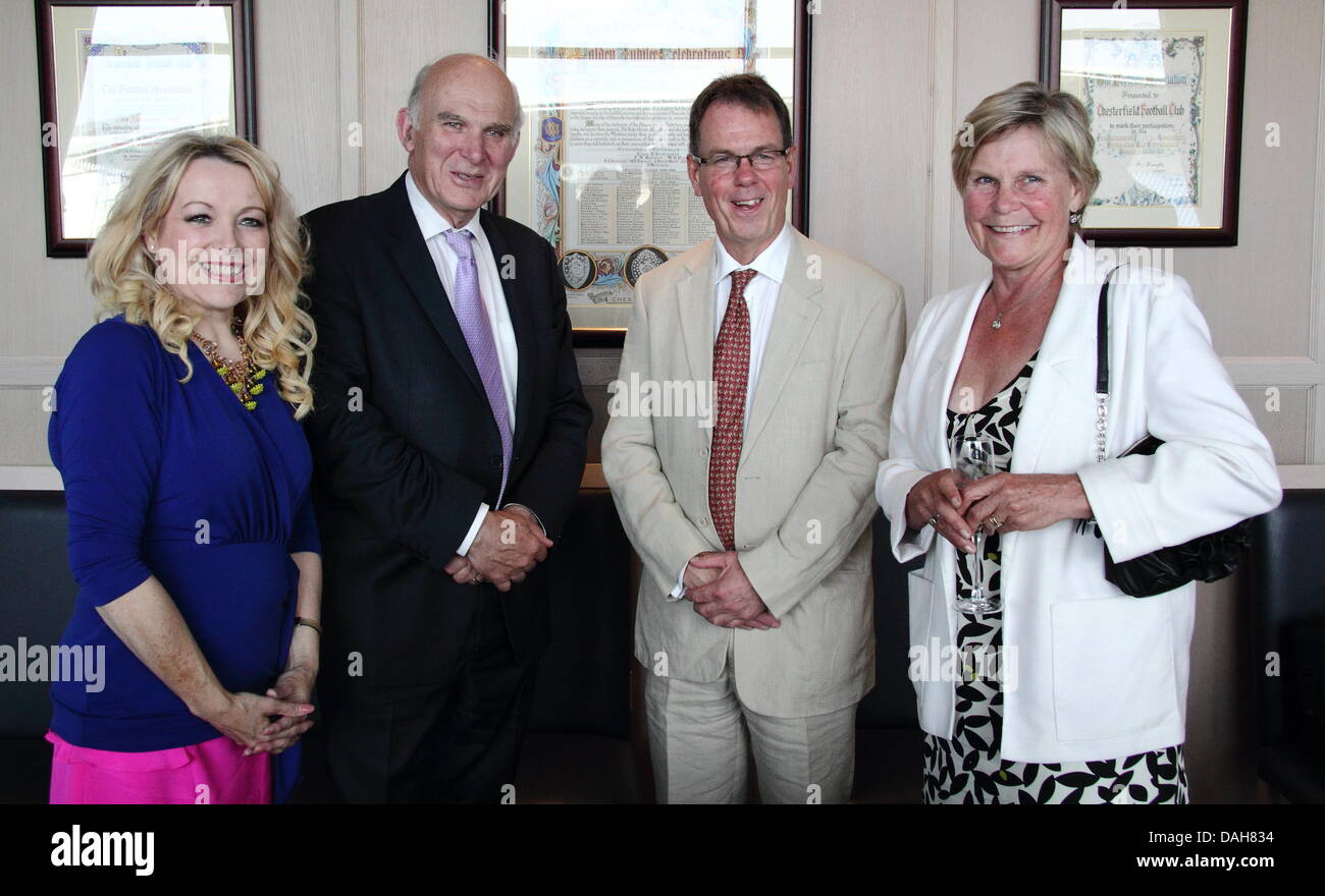 Chesterfield, Regno Unito. 13 luglio 2013. Il Segretario aziendale, vince gli indirizzi del cavo Midlands business leader a 'Midlands Cena di Gala', Proact Stadium, Chesterfield, Derbyshire, Regno Unito. (L-R) Lib. Dem. PPC per Chesterfield, Julia Cambridge, Vince il cavo, Chief Executive Derbyshire & Nottinghamshire Camera di Commercio, George Cowcher, moglie di Vince il cavo, Rachel Smith al drink pre-cena reception. Credito: Deborah Vernon/Alamy Live News Foto Stock