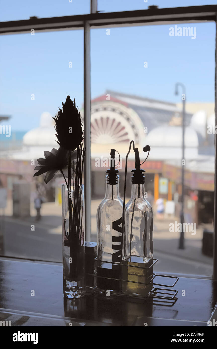 Vista da un cafe, il ristorante finestra sul molo, Aberystwyth, Wales, Regno Unito Foto Stock