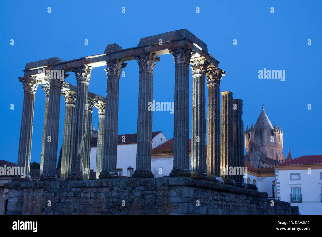 Evora Templo da Diana tempio romano e la torre centrale di Se / Cattedrale al crepuscolo / Crepuscolo / notte Evora Alentejo Portogallo Foto Stock