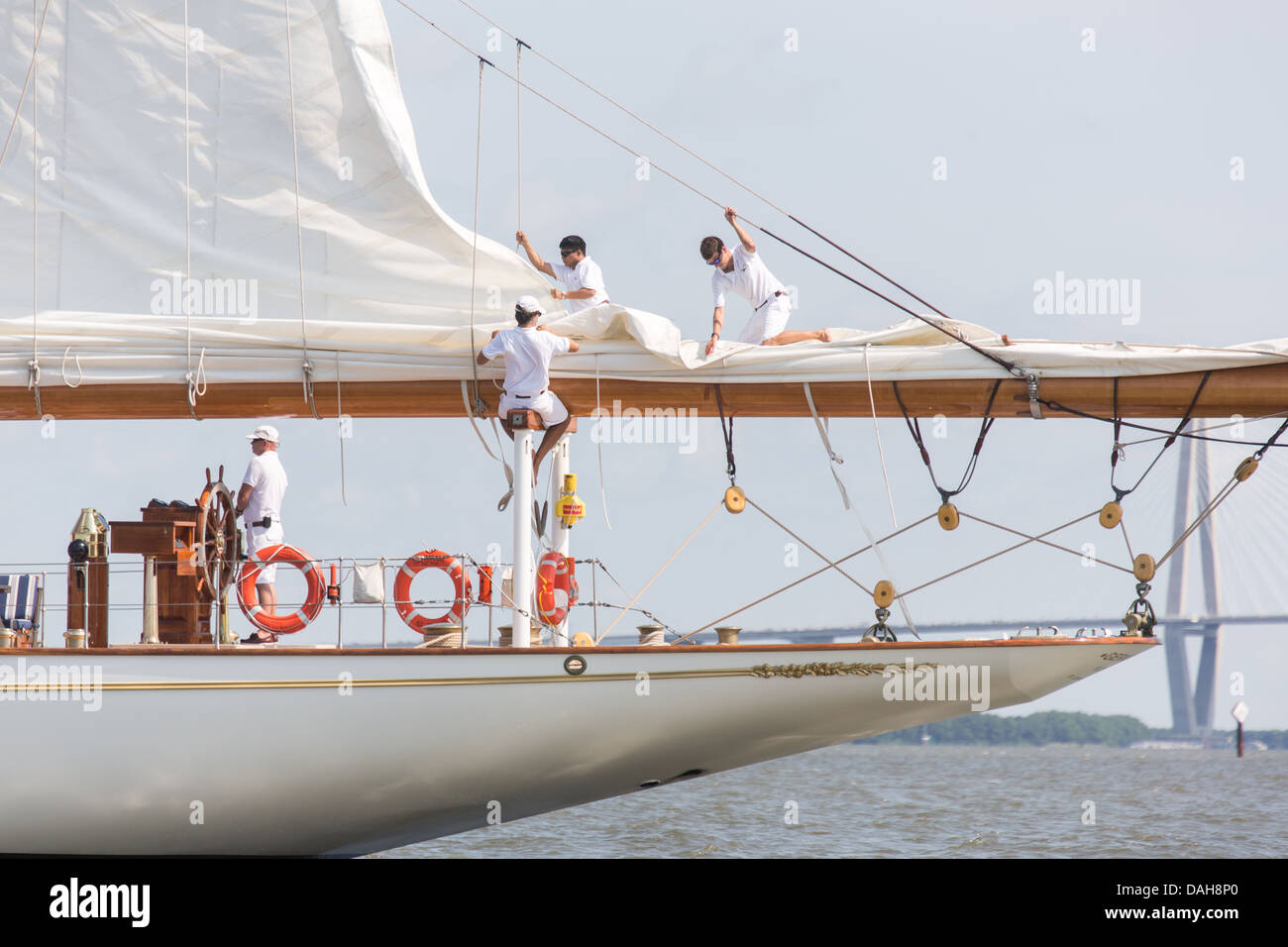 Deck mani rig vele su 196 piedi di yacht a vela Germania Nova come vele porto di Charleston Giugno 26, 2013 a Charleston, Carolina del Sud. Foto Stock