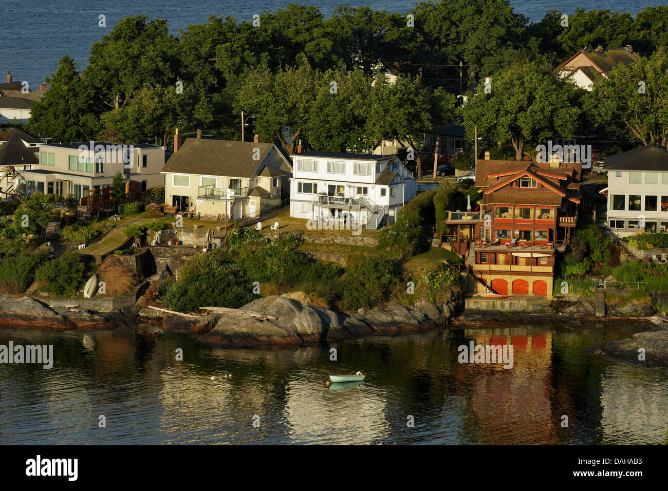 In casa o in una piccola barca lungo la baia di Gonzales in mattina presto-Victoria, British Columbia, Canada. Foto Stock