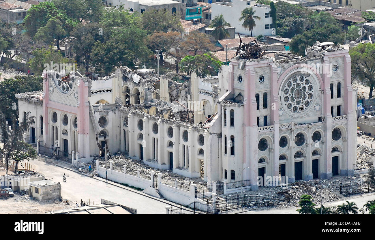 Vista aerea della Cattedrale di Nostra Signora dell'Assunzione distrutto nel terremoto di magnitudine 7.0 che ha ucciso 220.000 persone Marzo 16, 2010 a Port-au-Prince, Haiti. Foto Stock