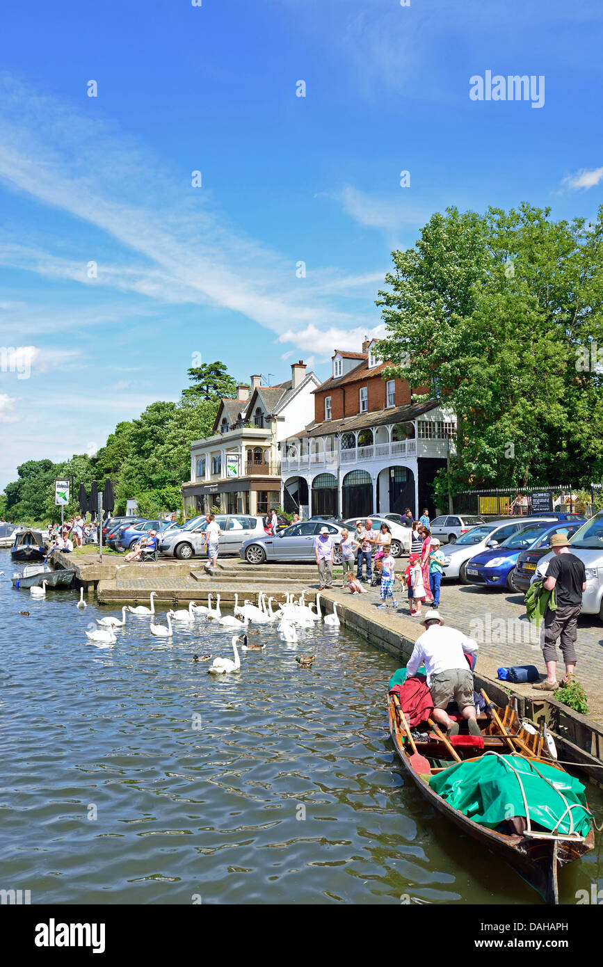 Sulla riva del fiume Tamigi in Walton-on-Thames, Surrey, England, Regno Unito Foto Stock