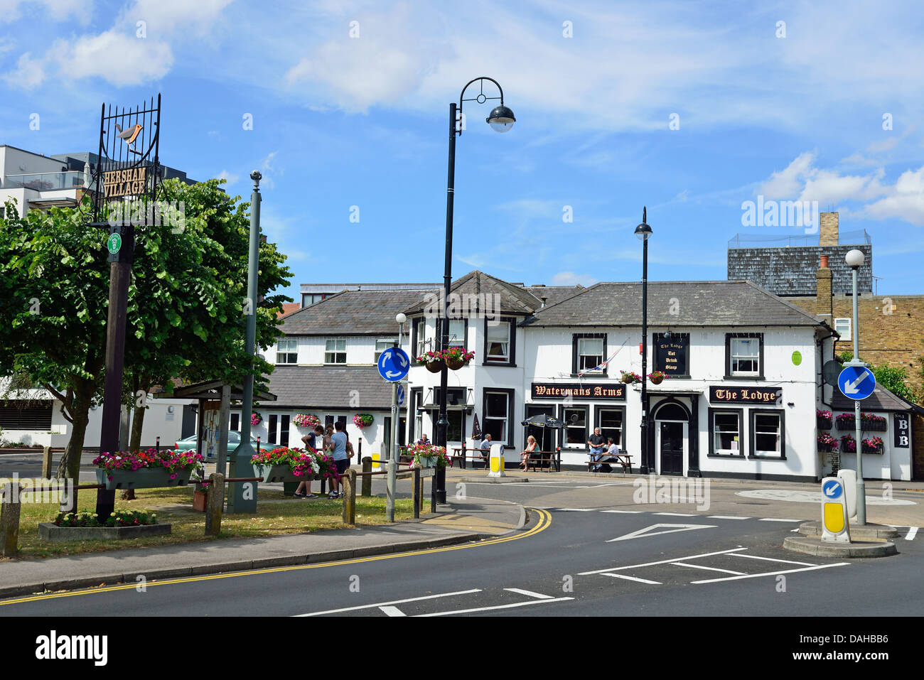 Watermans' Arms pub dal verde, Hersham, Surrey, England, Regno Unito Foto Stock