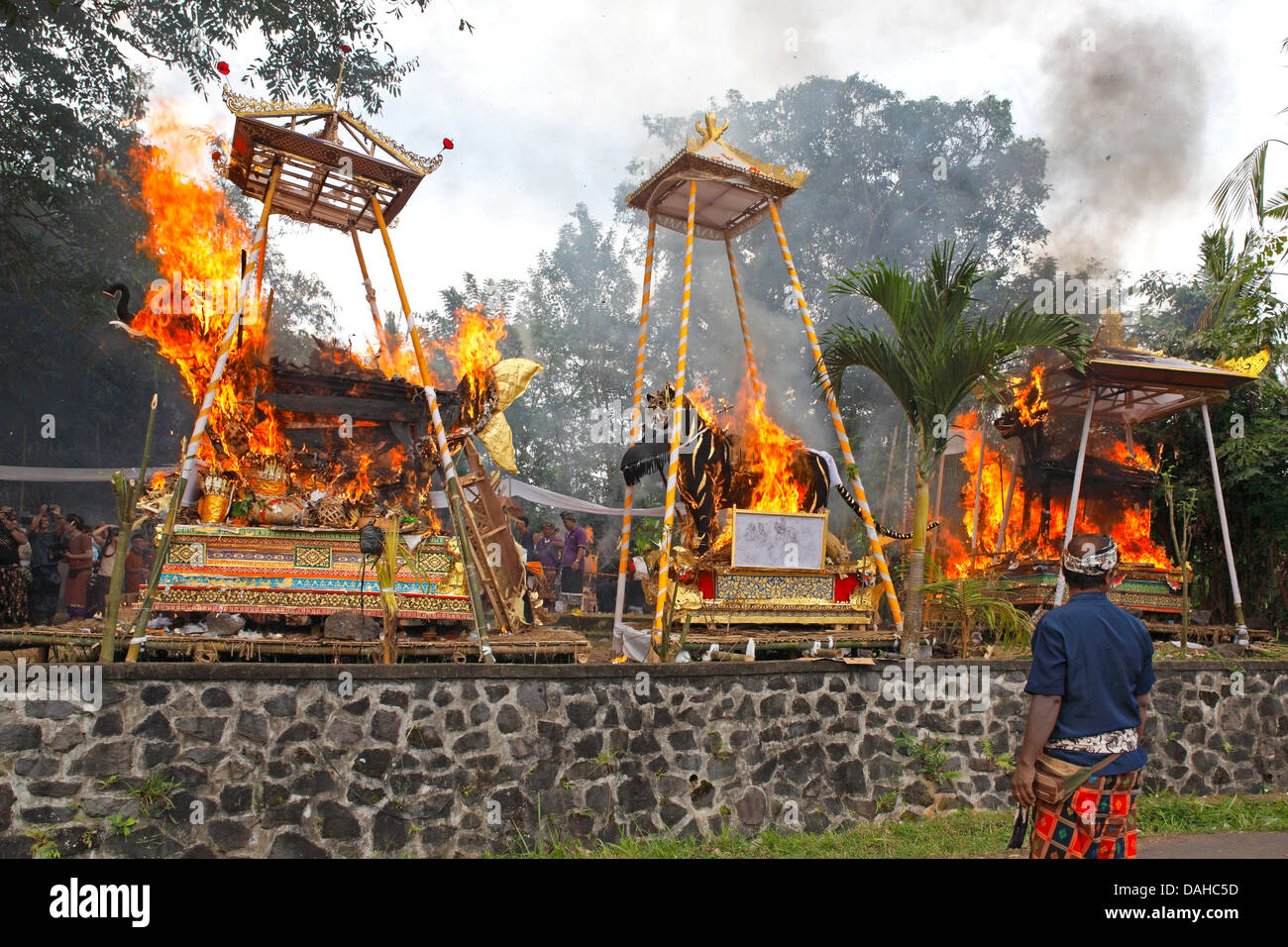 Fiamme dalla combustione tori a una massa indù cerimonia di cremazione, Ubud. Bali, Indonesia. Foto Stock