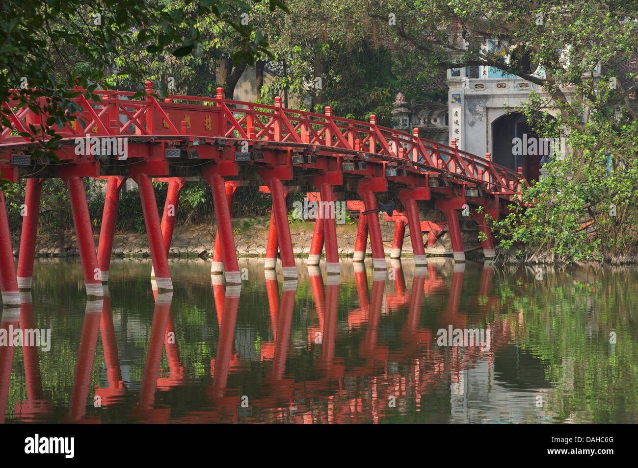 Il Huc Bridge, Lago Hoan Kiem, Hanoi, Vietnam Foto Stock