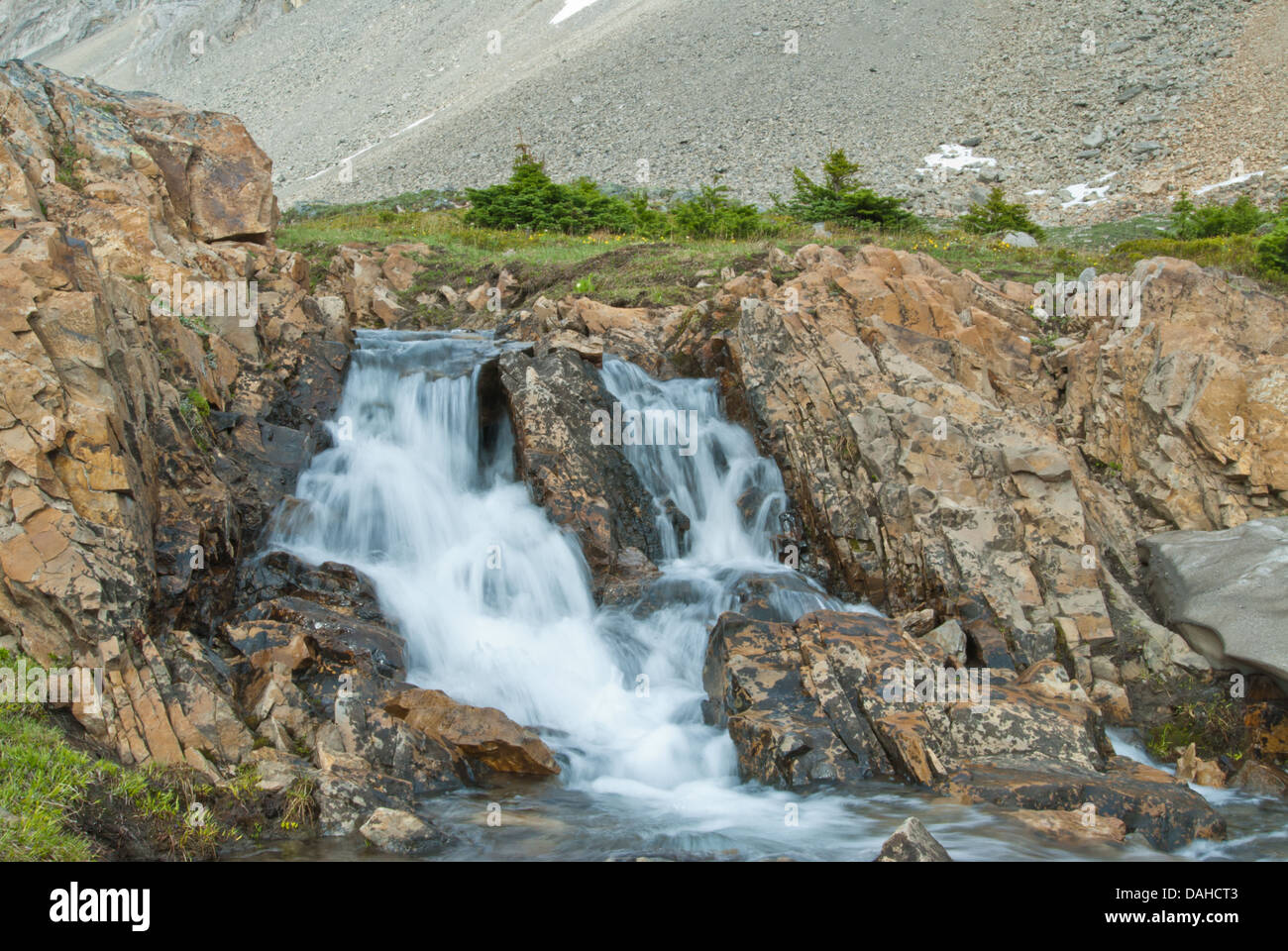 Cascata alpina Ptarmigan Cirque in prima serata luce, Kananaskis, Alberta Foto Stock