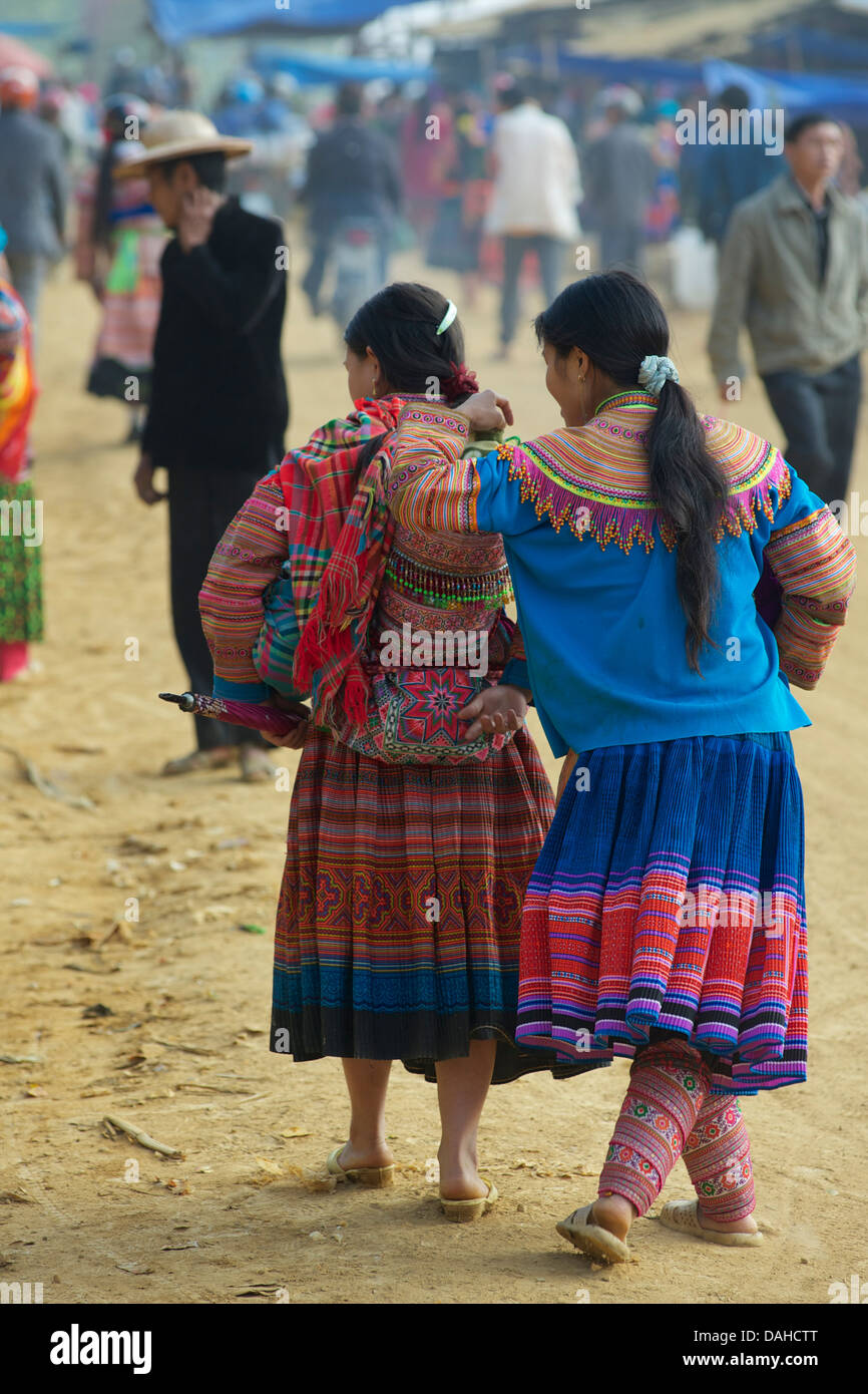 Donne Hmong al mercato può cau Foto Stock