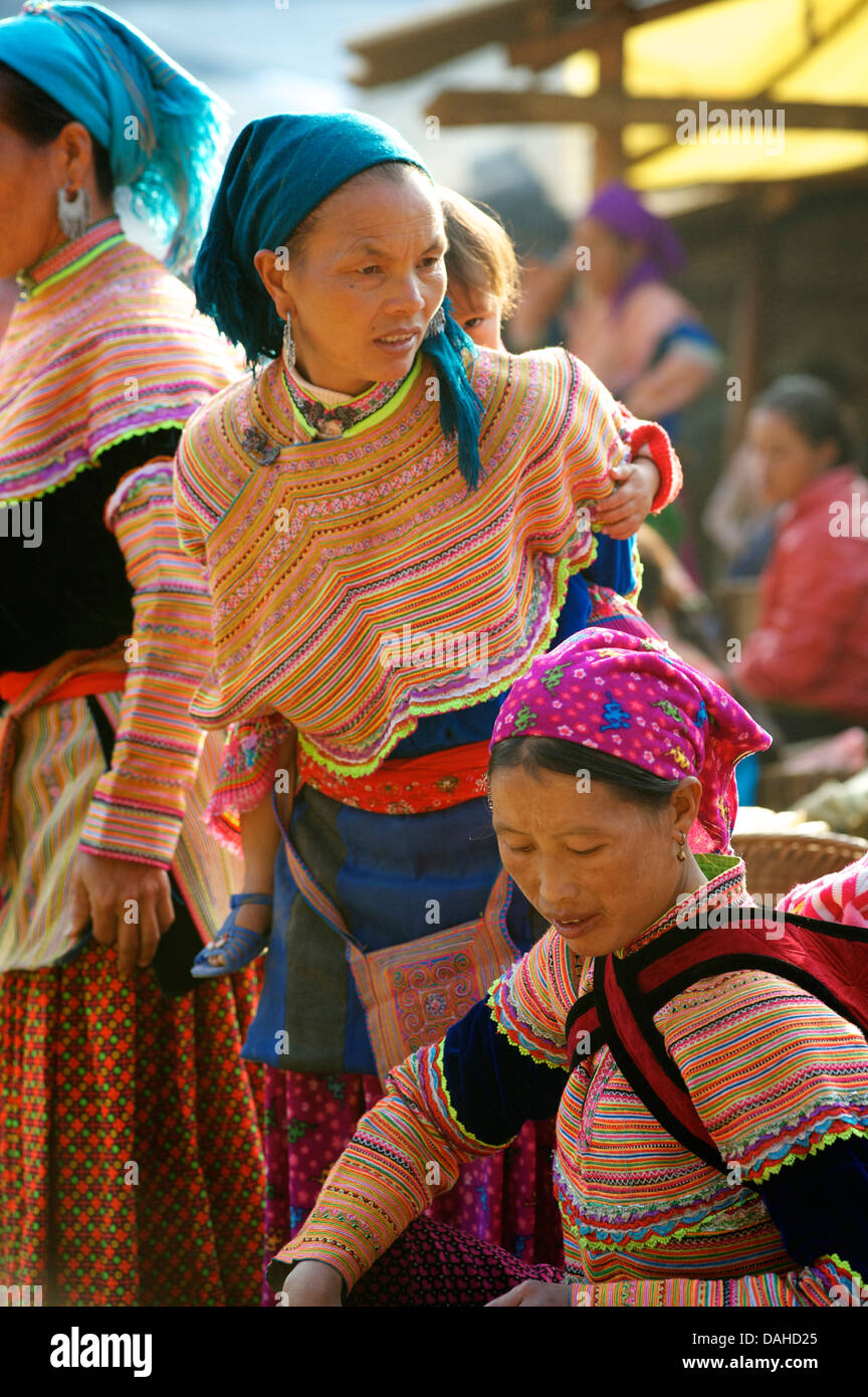 Il Portrait di un giovane fiore donna Hmong in caratteristico copricapo, può cau mercato Vietnam n. Modello rilasciato Foto Stock