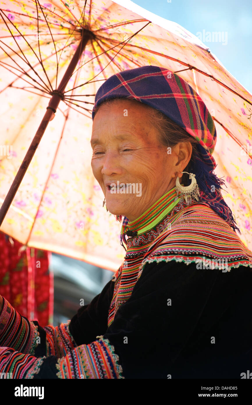 Fiore donna Hmong in caratteristico costume tribale a può cau mercato, vicino a Bac Ha, N Vietnam Foto Stock