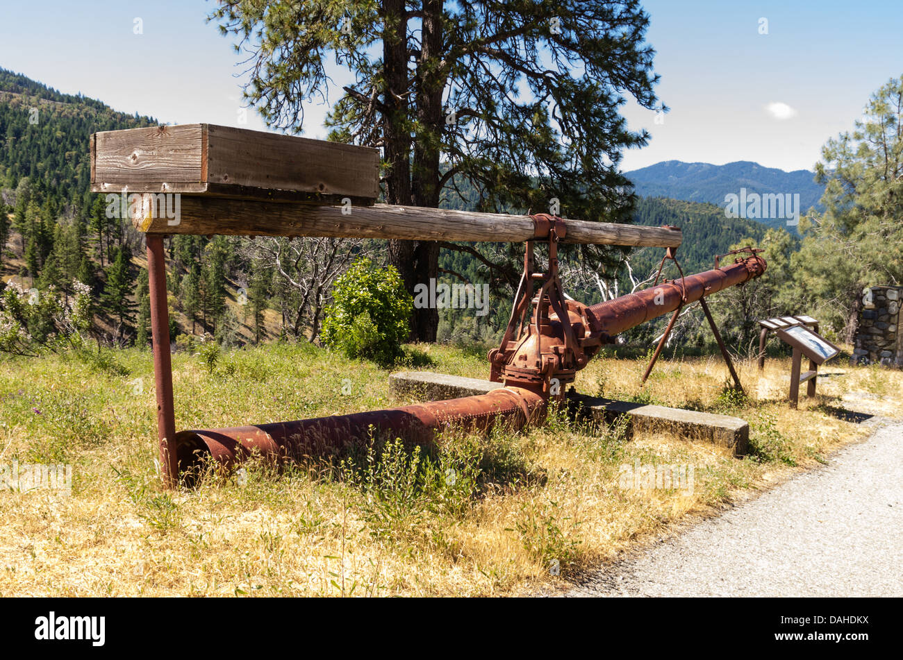Weaverville California degli Stati Uniti. Un monitor o un cannone idraulico utilizzato per lavare via oro materiale del cuscinetto in data mining idraulico Foto Stock