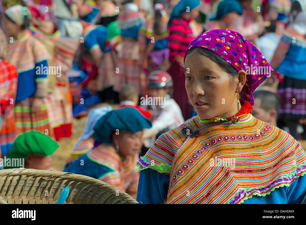 Donna Hmong in abiti tribali a può cau mercato, vicino a Bac Ha. Lao Cai provincia, nel Vietnam del Nord Foto Stock