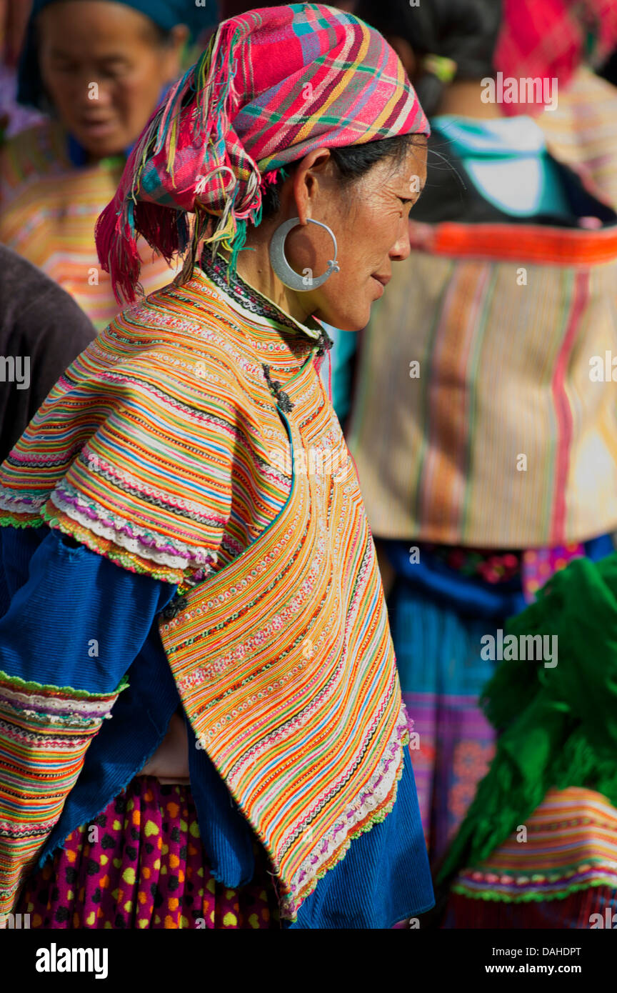 Donna Hmong in abiti tribali a può cau mercato, vicino a Bac Ha. Lao Cai provincia, nel Vietnam del Nord Foto Stock
