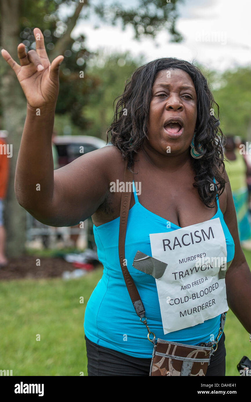 Luglio 13, 2013 - Sanford, FL, Stati Uniti d'America: Big Mama Jones esprime il suo parere al di fuori del Seminole County Courthouse durante il giorno 2 della giuria pensa che nella prova di George Zimmerman, Zimmerman è stato caricato nel 2012 per il tiro a segno la morte di Trayvon Martin in Sanford, FL Foto Stock