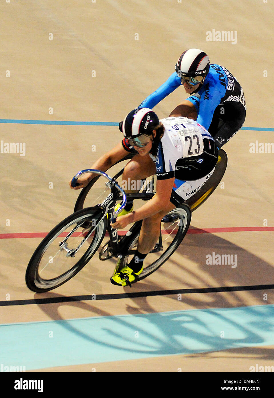 Colorado Springs, Colorado, Stati Uniti d'America. 13 Luglio, 2013. Stati Uniti d'America, Jennifer Valente (23), comanda la sprint durante gli Stati Uniti Grand Prix di volata, Seven-Eleven Velodromo, Colorado Springs, Colorado. Credito: csm/Alamy Live News Foto Stock