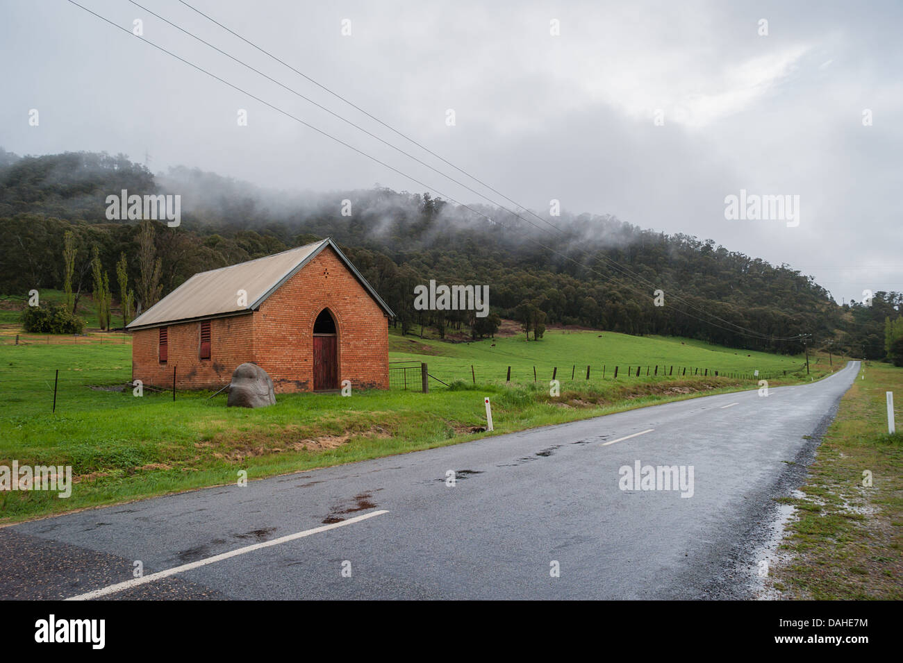 Chiesa di Santa Maria è il solo edificio superstite dal gold città mineraria di granito piatta in stile vittoriano Highlands, Australia. Foto Stock