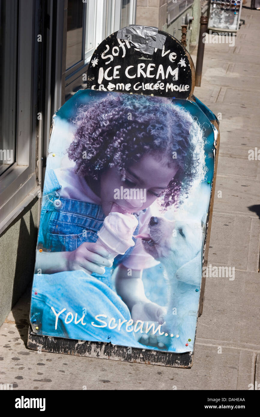 "Io grido è grido" un eccentrico gelato segno sul marciapiede, Byward Market, Ottawa, Ontario, Canada. Foto Stock