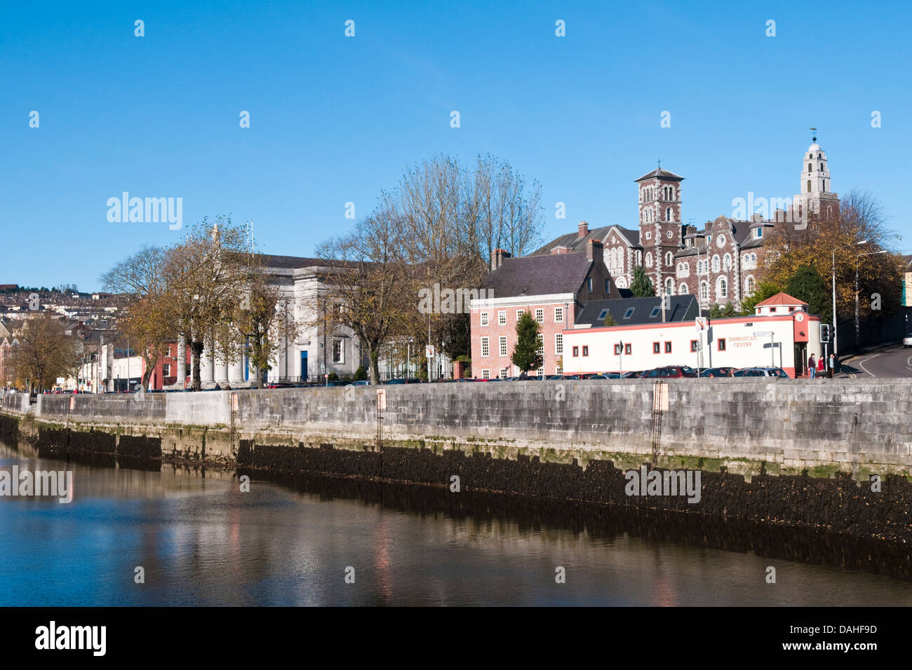 Vista lungo la banchina dei Papi sul fiume Lee nel centro cittadino di Cork, Irlanda su un luminoso giorno di sole Foto Stock