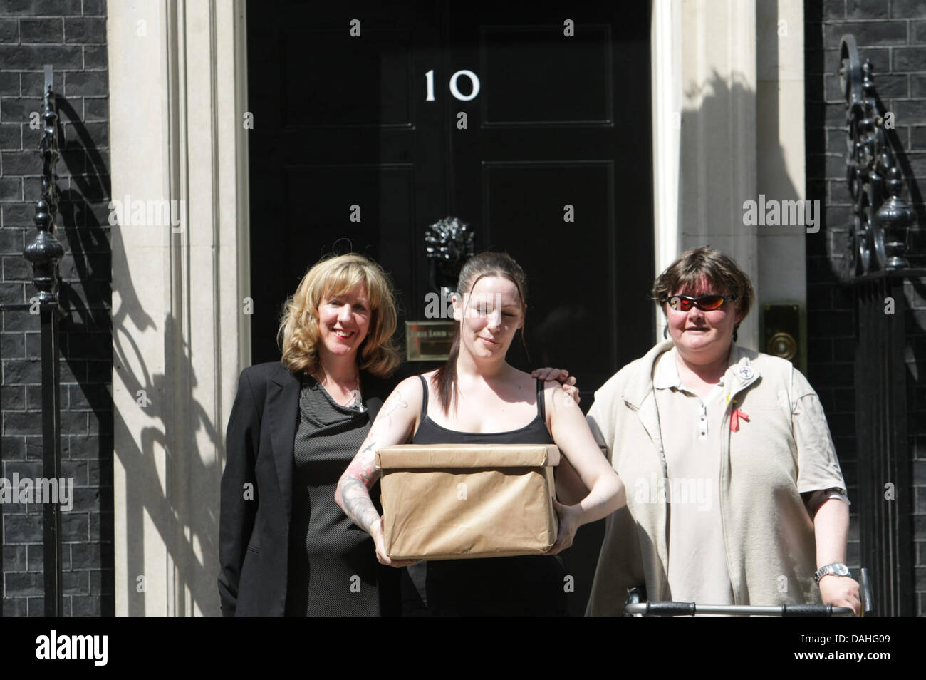 Londra, Regno Unito. 13 Luglio, 2013. Da sinistra a destra, Teresa Cole. Jessica Mccarnun e Paula Peters, esterno 10 di Downing Street per mano nella petizione per abolire la tassa da camera. Londra, UK, 13 luglio 2013 Credit: martyn wheatley/Alamy Live News Foto Stock