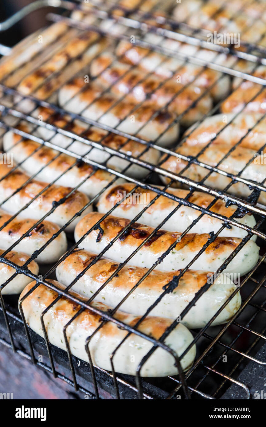 Molti salsicce cottura in barbecue grigliate Foto Stock