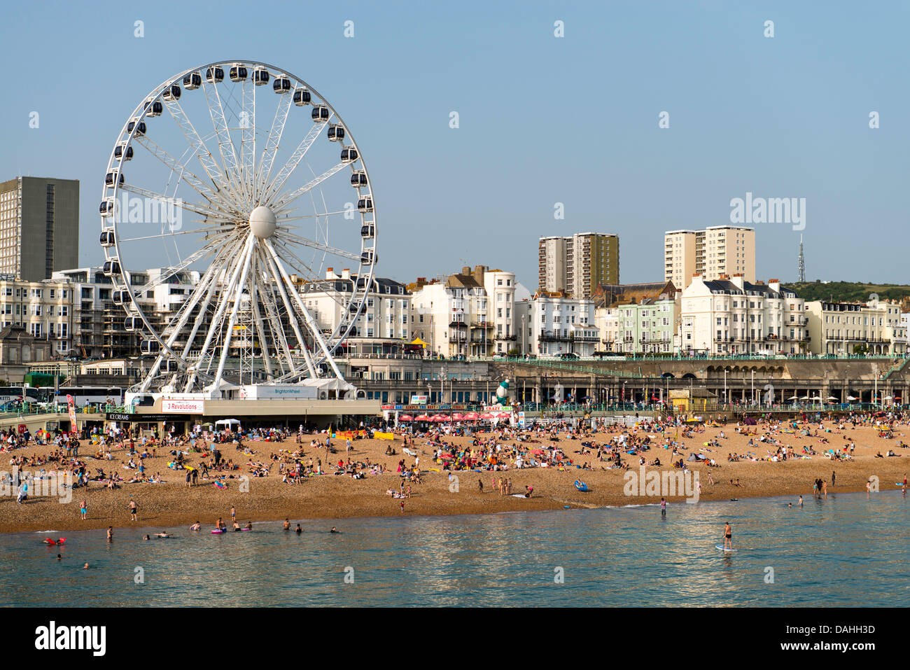 Ruota di Brighton e la fascia costiera la spiaggia di Brighton Inghilterra Gran Bretagna REGNO UNITO Foto Stock Ruota di Brighton e la fascia costiera la spiaggia di Brighton Inghilterra Gran Bretagna REGNO UNITO Foto Stock